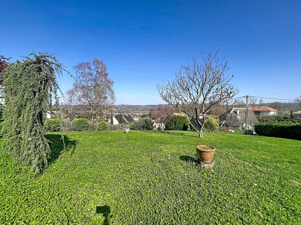 Maison familiale à vendre Cosnac 150.3 m2, Quartier recherché, Vue imprenable, Terrain arboré avec goût, 4 chambres, sous sol complet avec Garage.