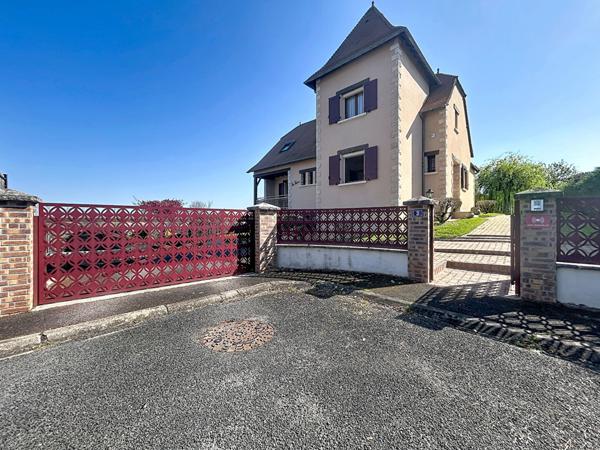 Maison familiale à vendre Cosnac 150.3 m2, Quartier recherché, Vue imprenable, Terrain arboré avec goût, 4 chambres, sous sol complet avec Garage.