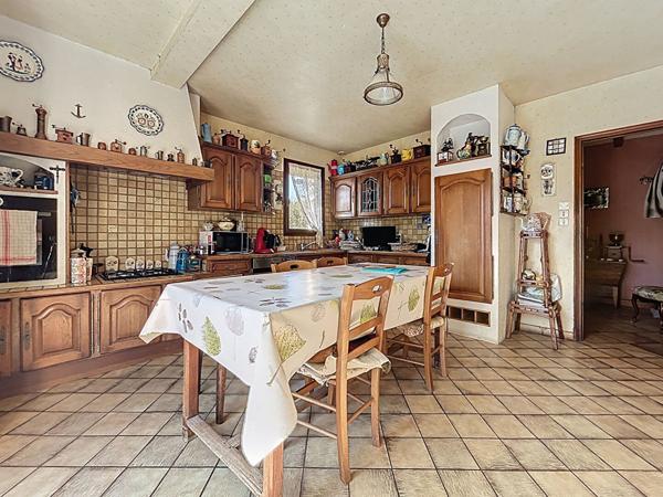 Maison familiale à vendre Cosnac 150.3 m2, Quartier recherché, Vue imprenable, Terrain arboré avec goût, 4 chambres, sous sol complet avec Garage.