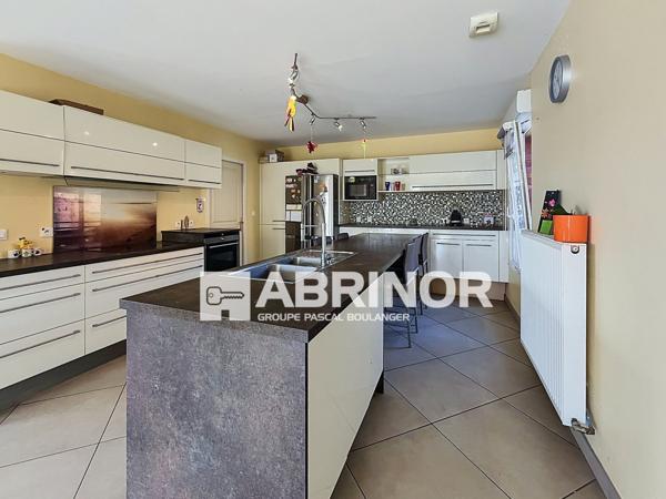 Maison Individuelle en semi-plain-pied- 7 chambres- bureau-jardin-garage. WATTIGNIES