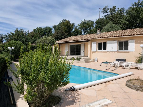 Vue panoramique et calme absolu pour cette villa rénovée avec piscine