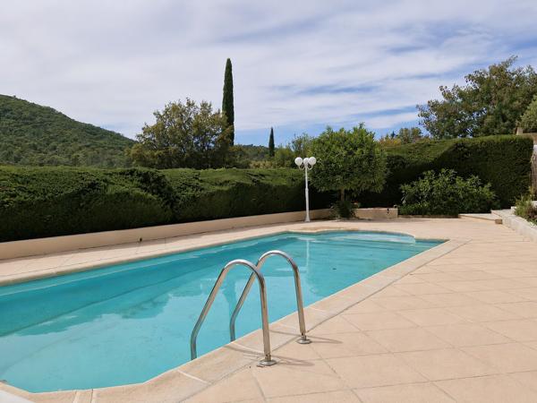 Vue panoramique et calme absolu pour cette villa rénovée avec piscine