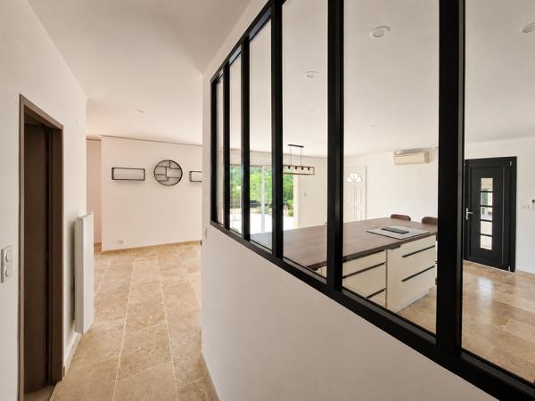 Vue panoramique et calme absolu pour cette villa rénovée avec piscine