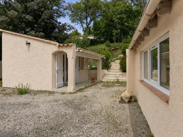 Vue panoramique et calme absolu pour cette villa rénovée avec piscine
