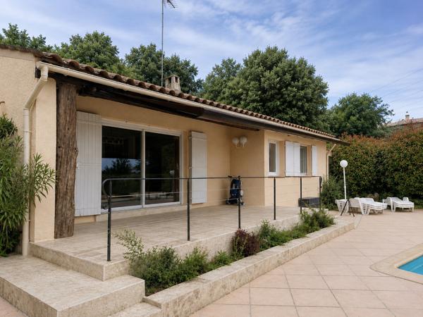 Vue panoramique et calme absolu pour cette villa rénovée avec piscine