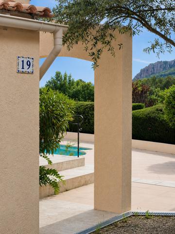 Vue panoramique et calme absolu pour cette villa rénovée avec piscine