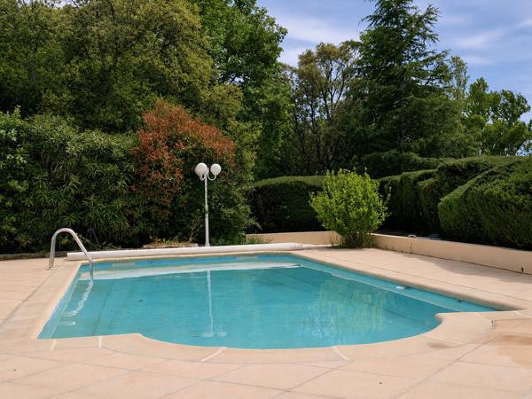 Vue panoramique et calme absolu pour cette villa rénovée avec piscine