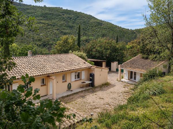 Vue panoramique et calme absolu pour cette villa rénovée avec piscine