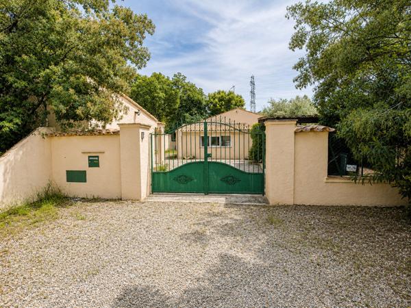 Vue panoramique et calme absolu pour cette villa rénovée avec piscine