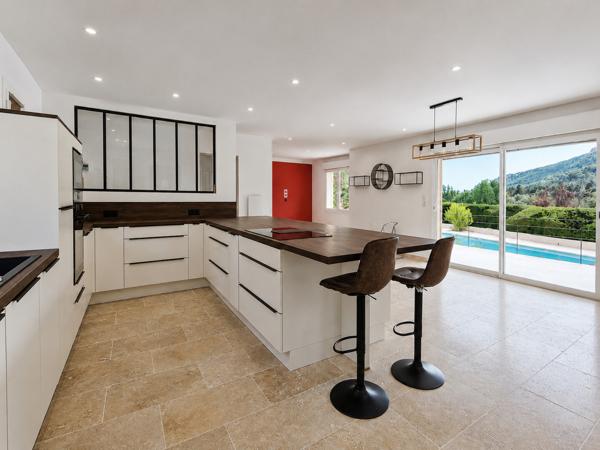 Vue panoramique et calme absolu pour cette villa rénovée avec piscine