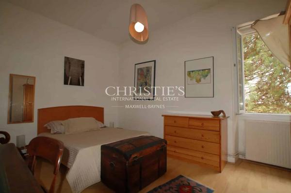 Propriété de 18 hectares avec vue dominante, maison de maître et gites – superbe potentiel !