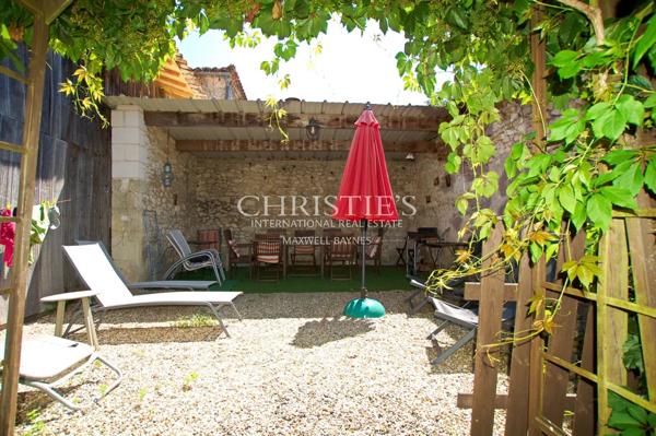 Propriété de 18 hectares avec vue dominante, maison de maître et gites – superbe potentiel !