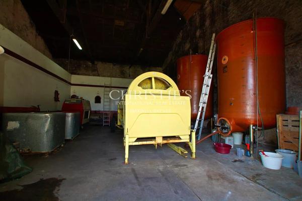 Propriété de 18 hectares avec vue dominante, maison de maître et gites – superbe potentiel !