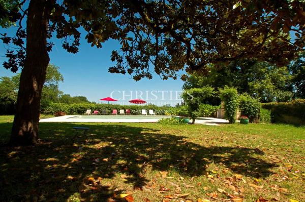 Propriété de 18 hectares avec vue dominante, maison de maître et gites – superbe potentiel !