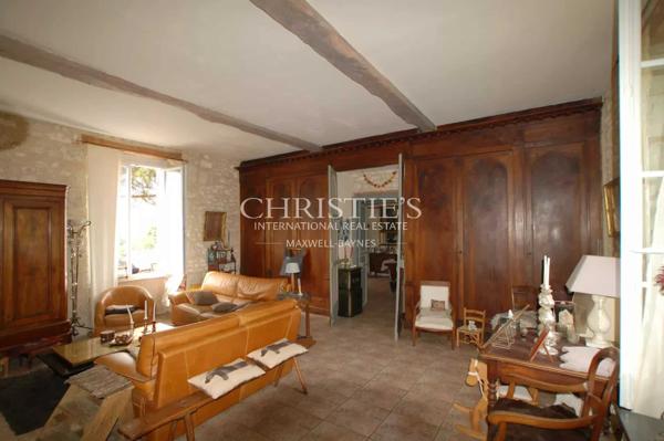 Propriété de 18 hectares avec vue dominante, maison de maître et gites – superbe potentiel !