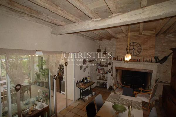 Propriété de 18 hectares avec vue dominante, maison de maître et gites – superbe potentiel !