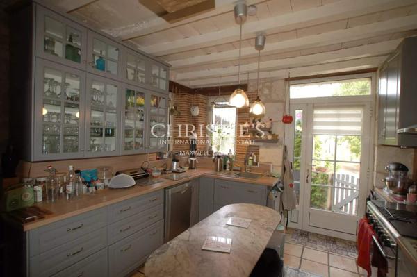 Propriété de 18 hectares avec vue dominante, maison de maître et gites – superbe potentiel !