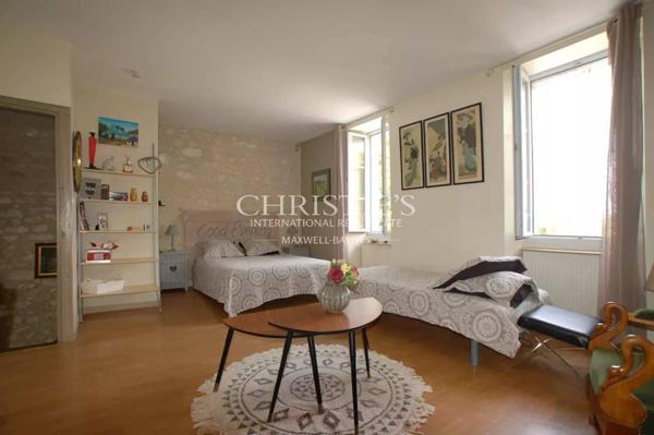 Propriété de 18 hectares avec vue dominante, maison de maître et gites – superbe potentiel !