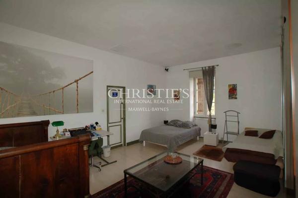 Propriété de 18 hectares avec vue dominante, maison de maître et gites – superbe potentiel !