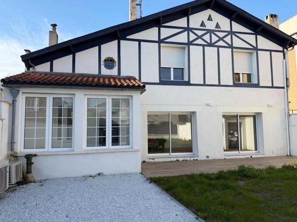 Maison basquaise rénovée, lumineuse, avec jardin.