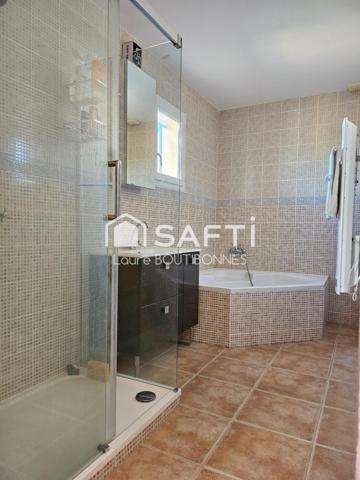 Maison familiale de 195m² avec piscine, vue dégagée et grand terrain