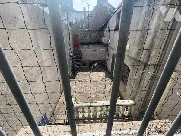 LA GUERCHE- Plein-centre - Immeuble