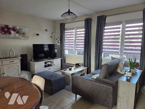 YVETOT GARE, maison mitoyenne de ville de 60.28 m², deux chambres avec place de parking, terrasse.