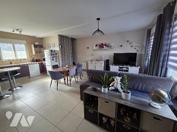 YVETOT GARE, maison mitoyenne de ville de 60.28 m², deux chambres avec place de parking, terrasse.