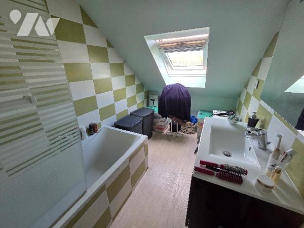 YVETOT GARE, maison mitoyenne de ville de 60.28 m², deux chambres avec place de parking, terrasse.