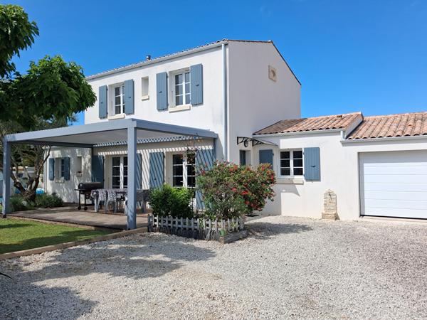 Élégante maison familiale avec piscine entre océan et village historique