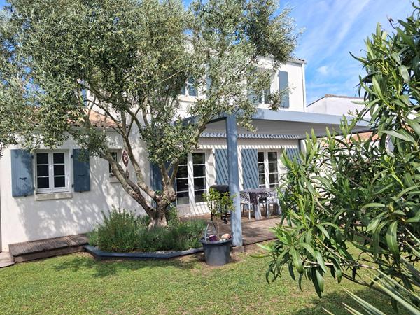 Élégante maison familiale avec piscine entre océan et village historique