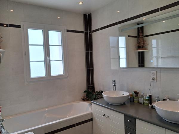 Élégante maison familiale avec piscine entre océan et village historique