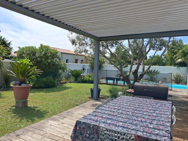 Élégante maison familiale avec piscine entre océan et village historique