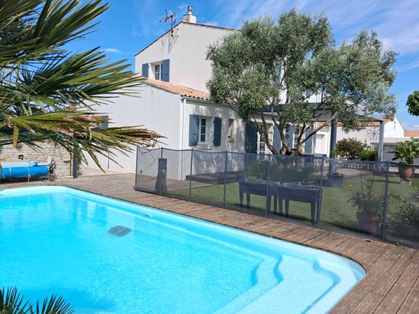 Élégante maison familiale avec piscine entre océan et village historique