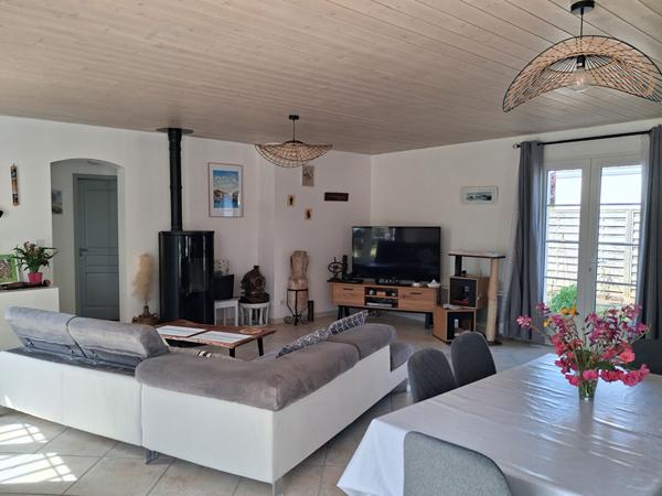 Élégante maison familiale avec piscine entre océan et village historique