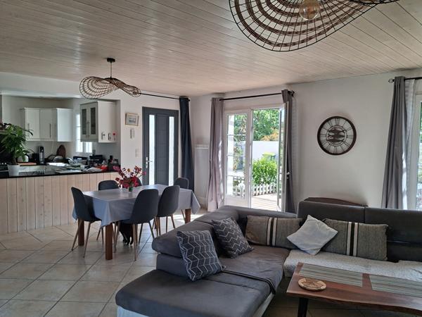 Élégante maison familiale avec piscine entre océan et village historique