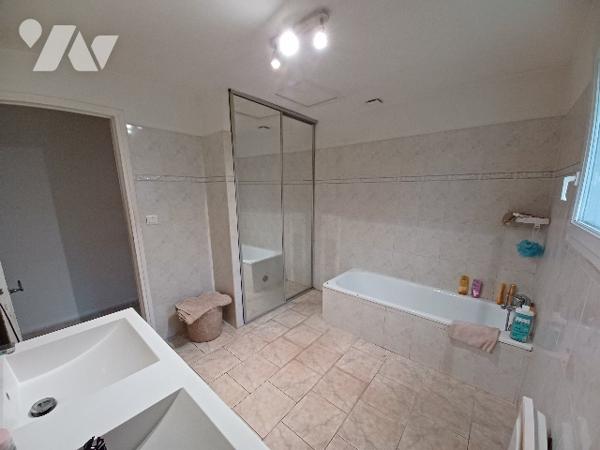 Maison de plain-pied – 3 chambres – Terrain 985m² – Eyguières (campagne)