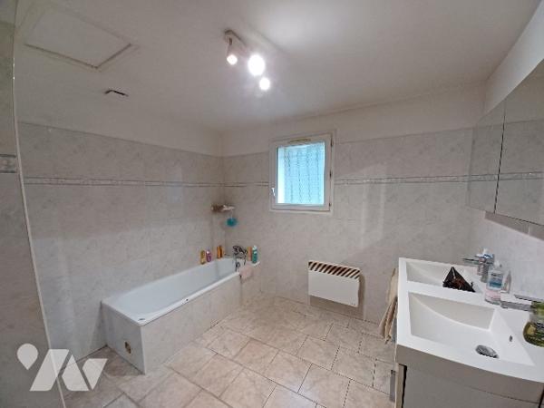 Maison de plain-pied – 3 chambres – Terrain 985m² – Eyguières (campagne)