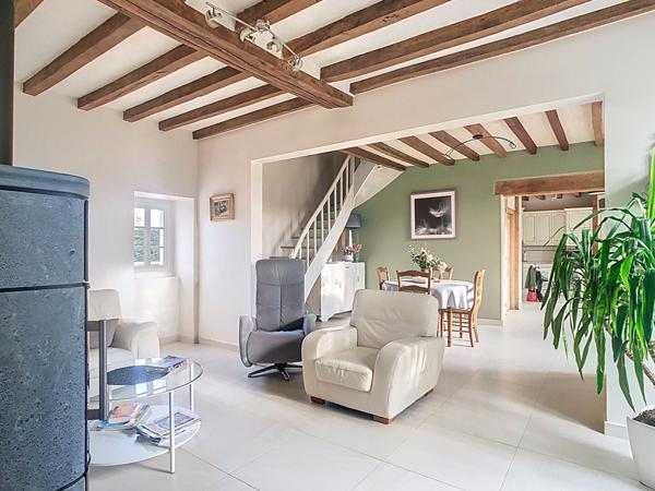 A vendre, maison rénovée de 140m2 avec 5 chambres, un grand terrain et des dépendances, dans les Hauts-d'Anjou