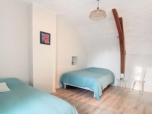 A vendre, maison rénovée de 140m2 avec 5 chambres, un grand terrain et des dépendances, dans les Hauts-d'Anjou