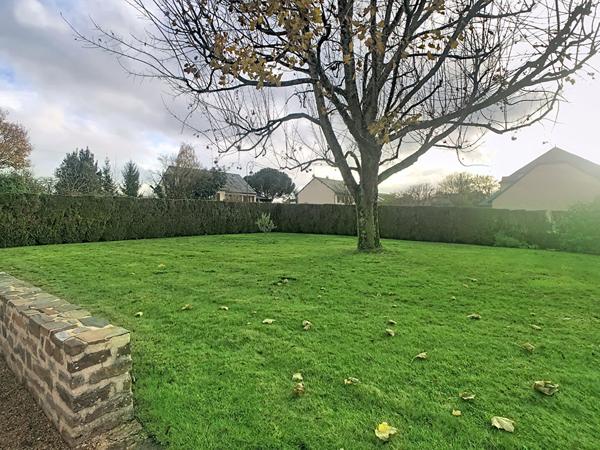 A vendre, maison rénovée de 140m2 avec 5 chambres, un grand terrain et des dépendances, dans les Hauts-d'Anjou