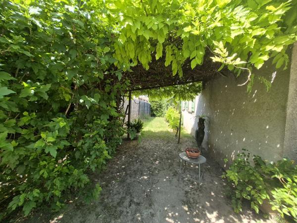 Eyragues (13630) *** SOUS COMPROMIS *** - EYRAGUES (13630) - MAISON DE PLAIN-PIED SUR BEAU TERRAIN A PIED DU VILLAGE