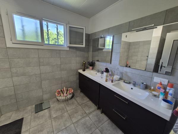 Eyragues (13630) *** SOUS COMPROMIS *** - EYRAGUES (13630) - MAISON DE PLAIN-PIED SUR BEAU TERRAIN A PIED DU VILLAGE