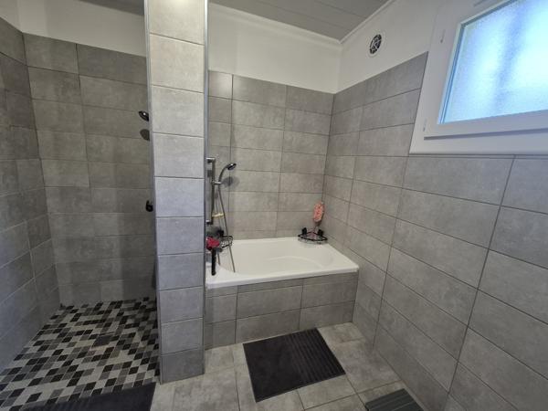 Eyragues (13630) *** SOUS COMPROMIS *** - EYRAGUES (13630) - MAISON DE PLAIN-PIED SUR BEAU TERRAIN A PIED DU VILLAGE