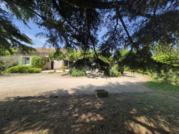 Eyragues (13630) *** SOUS COMPROMIS *** - EYRAGUES (13630) - MAISON DE PLAIN-PIED SUR BEAU TERRAIN A PIED DU VILLAGE