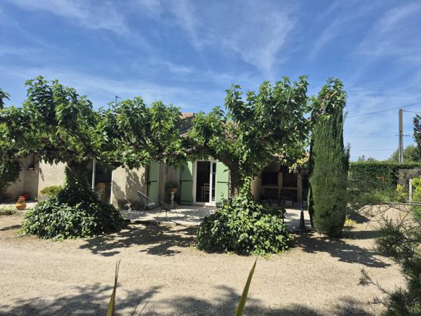 Eyragues (13630) *** SOUS COMPROMIS *** - EYRAGUES (13630) - MAISON DE PLAIN-PIED SUR BEAU TERRAIN A PIED DU VILLAGE