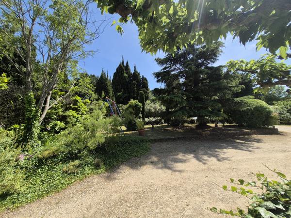 Eyragues (13630) *** SOUS COMPROMIS *** - EYRAGUES (13630) - MAISON DE PLAIN-PIED SUR BEAU TERRAIN A PIED DU VILLAGE