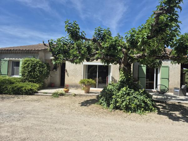 Eyragues (13630) *** SOUS COMPROMIS *** - EYRAGUES (13630) - MAISON DE PLAIN-PIED SUR BEAU TERRAIN A PIED DU VILLAGE