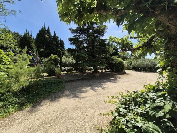 Eyragues (13630) *** SOUS COMPROMIS *** - EYRAGUES (13630) - MAISON DE PLAIN-PIED SUR BEAU TERRAIN A PIED DU VILLAGE