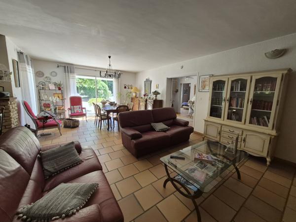 Eyragues (13630) *** SOUS COMPROMIS *** - EYRAGUES (13630) - MAISON DE PLAIN-PIED SUR BEAU TERRAIN A PIED DU VILLAGE